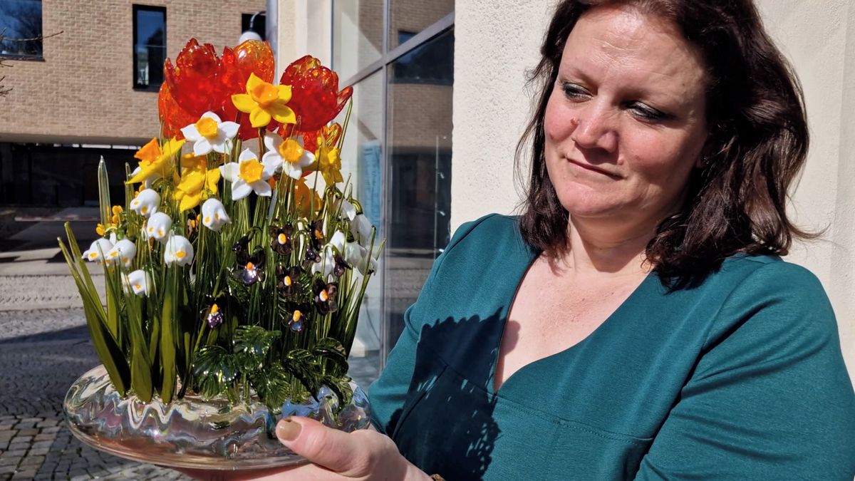 Jarní květiny z ohně nikdy nezvadnou. Pod rukama sklářky vykvétají celé louky